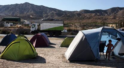 Tiendas de campa&ntilde;a de la acampada de los vecinos de La Murada para controlar el tr&aacute;nsito de camiones hacia el vertedero. 