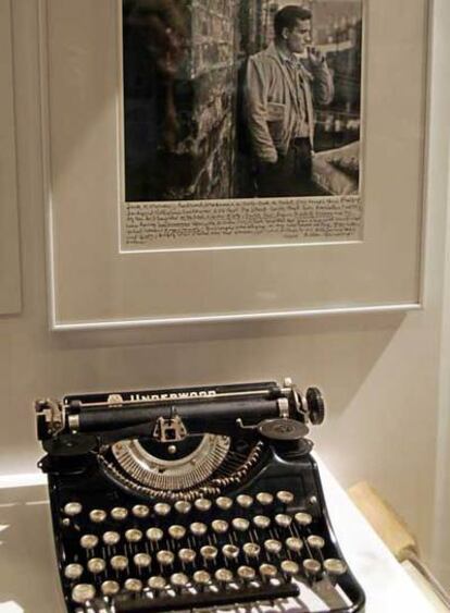 La máquina de escribir de Jack Kerouac, en una exposición en Lowell (EE UU). Detrás, una imagen del escritor.