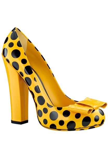 Estos llamativos tacones en color amarillo con lunares negros son un diseño de la casa Vuitton y cuestan 720 euros.