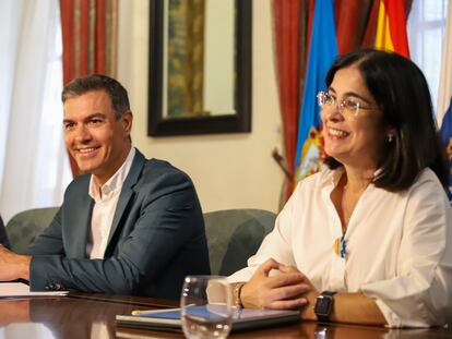 El presidente del Gobierno, Pedro Sánchez, en La Palma, este martes junto a la ministra de Sanidad, Carolina Darias.