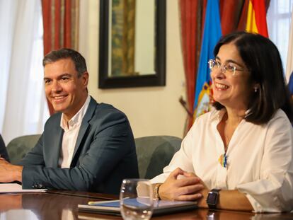 El presidente del Gobierno, Pedro Sánchez, en La Palma, este martes junto a la ministra de Sanidad, Carolina Darias.