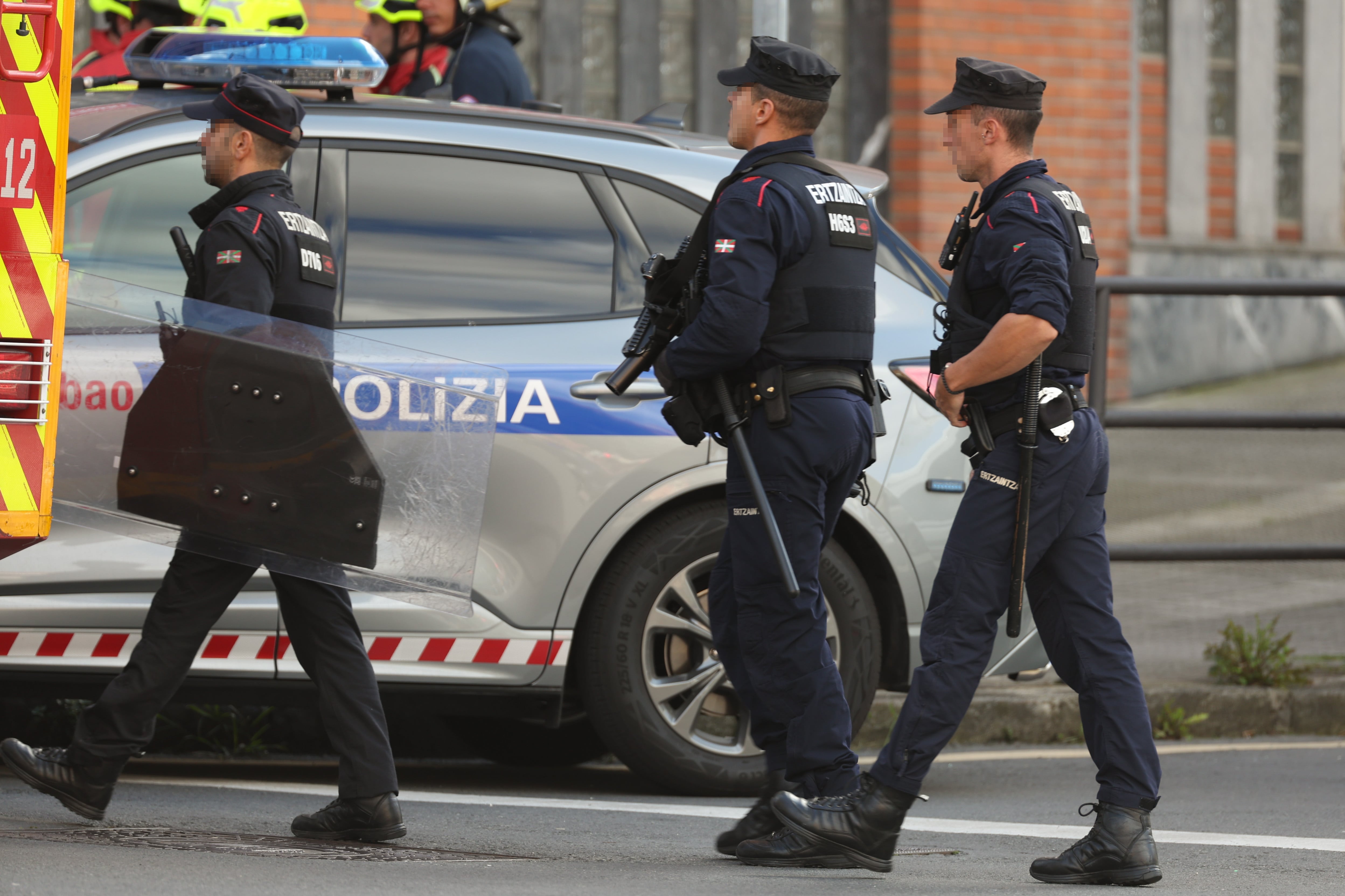 Un hombre apuñala a sus padres en Bilbao y amenaza con arrojarse por el balcón