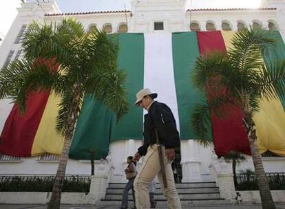 Banderas de Bolivia y de Santa Cruz cubren la sede del gobernador de esta provincia.