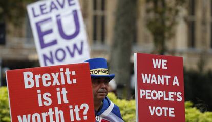 Manifestantes pro y anti Brexit frente al Parlamento británico en Londres (Reino Unido).