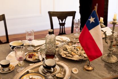 Detalle del banquete. En la sala en la que se encuentra hay un olor a putrefacción que es parte de la obra.