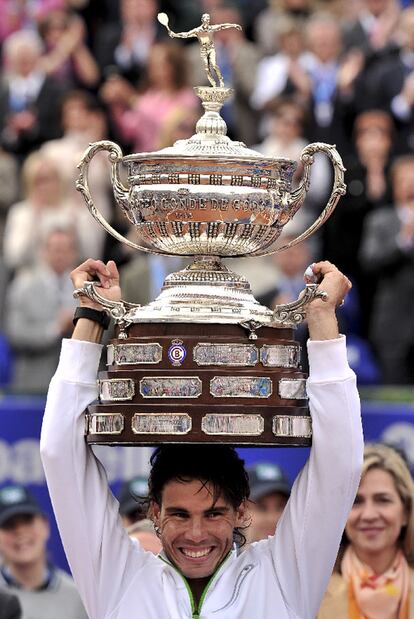 Nadal levanta el trofeo de campeón del Torneo Godó.