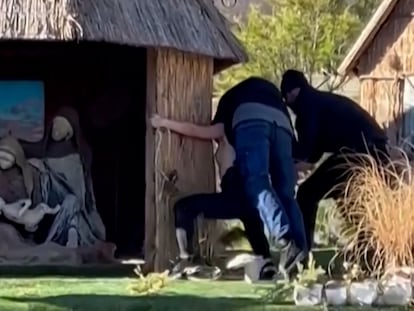 Una activista ucrania de Femen intenta coger el niño Jesús del belén de San Pedro