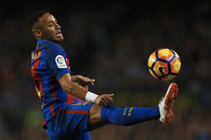 El delantero brasileño del FC Barcelona Neymar golpea del balón.
