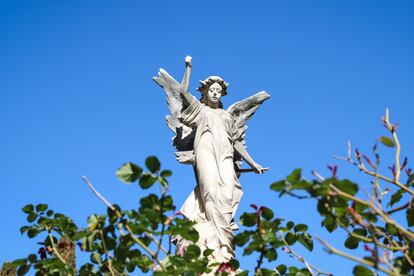 Las esculturas de ángeles son habituales en muchos cementerios.