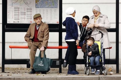 Varias personas esperan el autob&uacute;s en Londres.