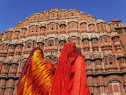 La fachada del Palacio de los Vientos (Jaipur, India) fue construida en 1799 para que las damas de la realeza pudiesen contemplar la actividad de las calles sin ser vistas.