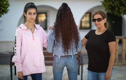 La reina infantil de las fisestas de Otura, en el centro, junto a su hermana, Kauty, y su madre, Khady.