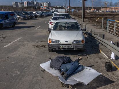 Un cadáver yace en un puente de la ciudad de Irpin, cerca de Kiev, el jueves.