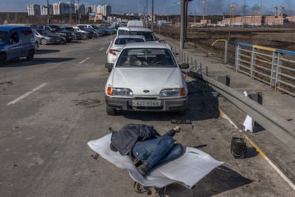 Un cadáver yace en un puente de la ciudad de Irpin, cerca de Kiev, el jueves.