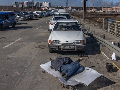 Un cadáver yace en un puente de la ciudad de Irpin, cerca de Kiev, el jueves.