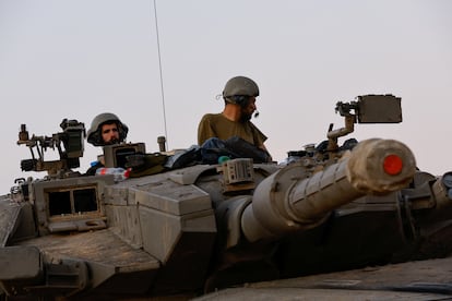 Dos soldados israelíes en un tanque Merkava, cerca de Gaza, el pasado 30 de noviembre.