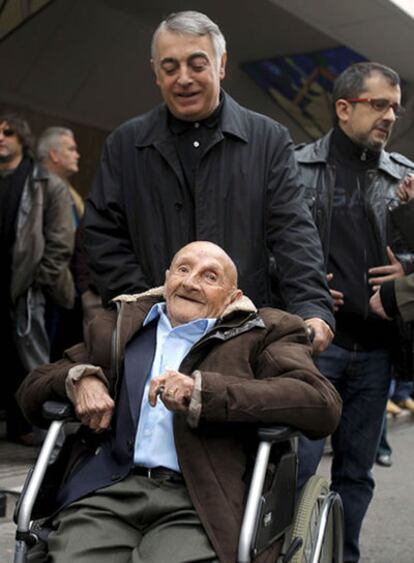 El veterano actor Llatzer Escarceller, que trabajó durante 14 años con Pepe Rubianes y el periodista Andreu Buenafuente (d) a la salida del funeral