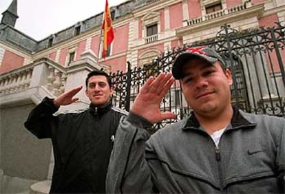 Fredi Luna y Michael Munaro, frente al Museo del Ejército, en Madrid.