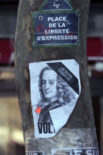 Carteles en un &aacute;rbol reivindican a Voltaire. 