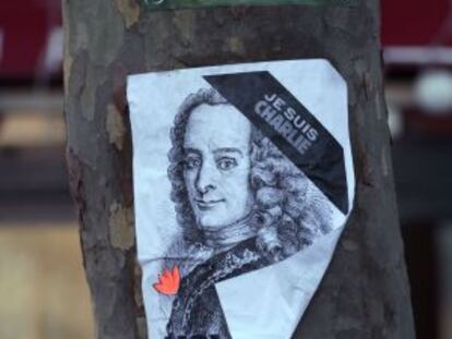 Carteles en un &aacute;rbol reivindican a Voltaire. 