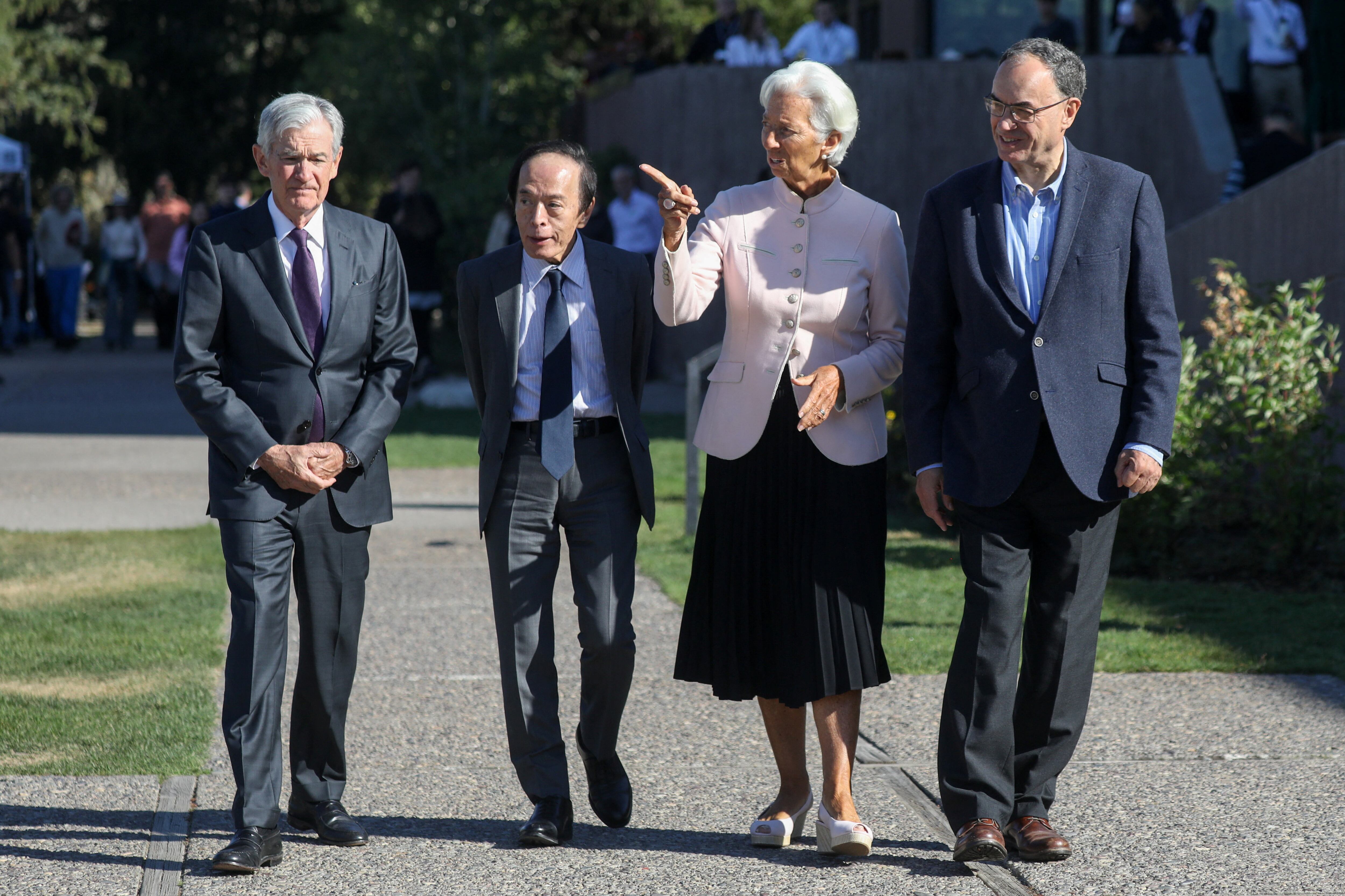 La presidenta del BCE, Christine Lagarde, el de la Fed, Jerome Powell, el gobernador del Banco de Japón, Kazuo Ueda, y el del Banco de Inglaterra, Andrew Bailey, en la reunión de Jackson Hole (Wyoming, EE UU), en agosto pasado.