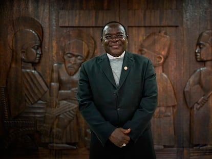 Matthew Hassan Kukah, obispo de Sokoto, posa en la sede de los Misioneros Combonianos en Madrid.