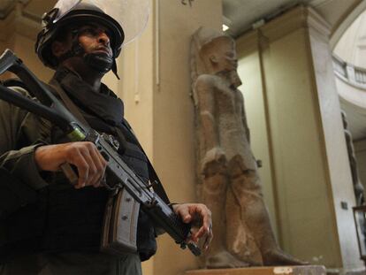 Un soldado de las fuerzas especiales egipcias monta guardia en la sala principal del Museo Egipcio, ayer en El Cairo.