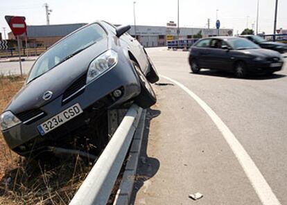 Vehículo accidentado que ayer permanecía sin retirar en los accesos a la N-340 en Castellón.