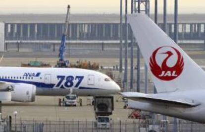 Inspección mecánica de un avión Boeing 787, propiedad de la aerolínea japones ANA, en el aeropuerto  de Tokio. EFE/Archivo