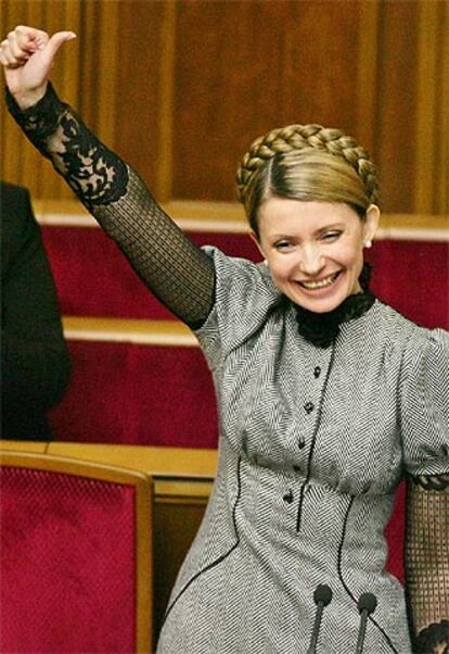 Yulia Timoshenko saluda tras su confirmación en el Parlamento ucranio.