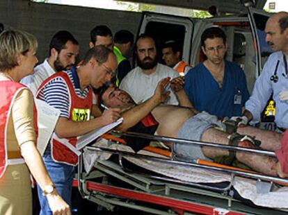 Los servicios de emergencia evacúan a uno de los heridos en el atentado de Ariel.