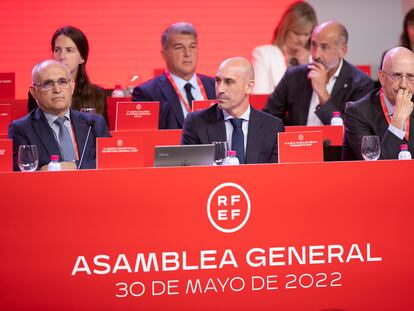 , Luis Rubiales (C), durante la Asamblea General de la RFEF celebrada este lunes en Madrid.