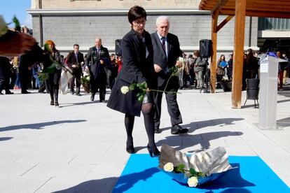 La consejera de Seguridad, Estefanía Beltrán de Heredia, y el rector de la Universidad de Deusto, José María Guibert, inauguran la Plaza de la Memoria.