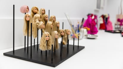 Varias cabezas de Barbie, en la sala de estilismo de la muñeca para preparar sus 'looks' para sus perfiles de redes sociales, en las oficinas de Mattel en El Segundo, California, en febrero de 2024.