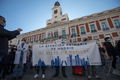 Concentración de sanitarios en favor de la atención primaria en la Puerta del Sol, el pasado noviembre. 