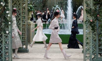 Desfile de Chanel en el Grand Palais de Par&iacute;s, este martes.