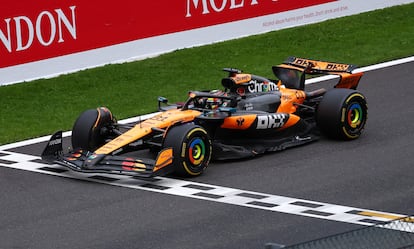 Oscar Piastri cruza la línea de meta en el GP de Bélgica.