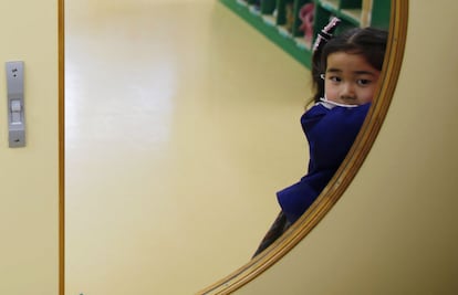 Los niveles de radiación en todo el perímetro de la escuela infantil 'Emporium', en Koriyama, son de 0,12-0,14 microsieverts por hora. "Justo después del tsunami de Fukushima era entorno de 3,1 a 3,7 microsieverts por hora", dice Mitsuhiro Hiraguri, director de la escuela infantil. En la imagen, una niña abre la puerta del despacho de su profesora en el jardín de infancia 'Emporium' en Koriyama, al oeste de la central nuclear de Fukushima.