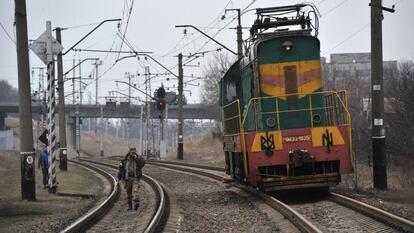 Las v&iacute;as bloqueadas entre las estaciones de Bajmut y Kurdi&uacute;mivka, al norte de Donetsk.