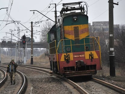 Las v&iacute;as bloqueadas entre las estaciones de Bajmut y Kurdi&uacute;mivka, al norte de Donetsk.