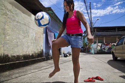 É raro falar de futebol feminino nas favelas do Rio de Janeiro, mas há um grande número de garotas apaixonadas por este esporte que são profissionais em várias ligas regionais. Como Adriana, que é jogadora profissional em uma equipe feminina. Trabalha na única ONG que existem em Vigário Geral. A primeira imagem que temos ao entrar na favela é a de dois traficantes com metralhadoras e um walkie-talkie em uma das vias de acesso que existem.