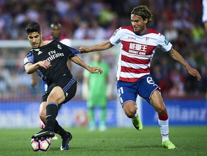 Marco Asensio pelea por el balón con Rene Krhin.