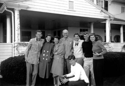 La familia Kennedy, con Joseph en el centro, en Hyannis Port en 1948.