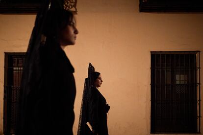 Participantes en la procesión de la hHermandad del Santísimo Cristo de los Favores y María Santísima de la Misericordia Coronada (Greñua) por el Realejo.