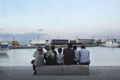 Una familia de Afganistán en el puerto de Kos.