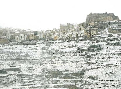 La muela y el ncleo urbano de Ares del Maestre, en el norte de Castelln, cubiertos ayer por la nieve y la niebla.