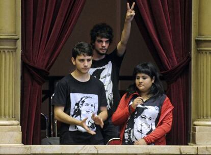 J&oacute;venes asisten a la sesi&oacute;n de la C&aacute;mara de Diputados en que se aprob&oacute; el voto voluntario a partir de los 16 a&ntilde;os.