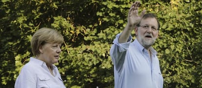  El presidente del gobierno espa&ntilde;ol, Mariano Rajoy y la cancillera alemana Angela Merkel en el castillo de Meseberg (Aleman&iacute;a).