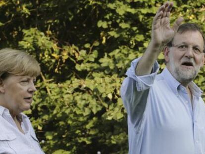  El presidente del gobierno espa&ntilde;ol, Mariano Rajoy y la cancillera alemana Angela Merkel en el castillo de Meseberg (Aleman&iacute;a).