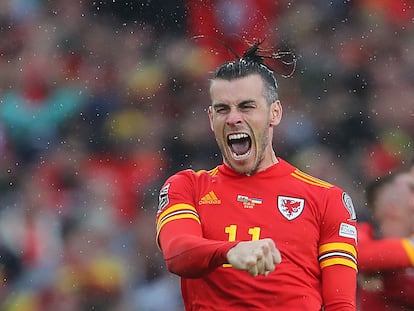 Gareth Bale celebra la victoria de Gales ante Ucrania.